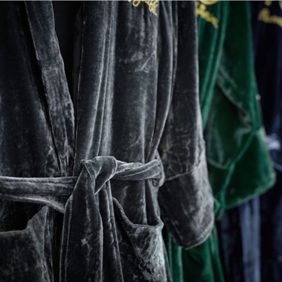 🏰Harry Potter🏰 x Pottery Barn HUFFLEPUFF Teen Velvet Robe - Picture 4 of 16